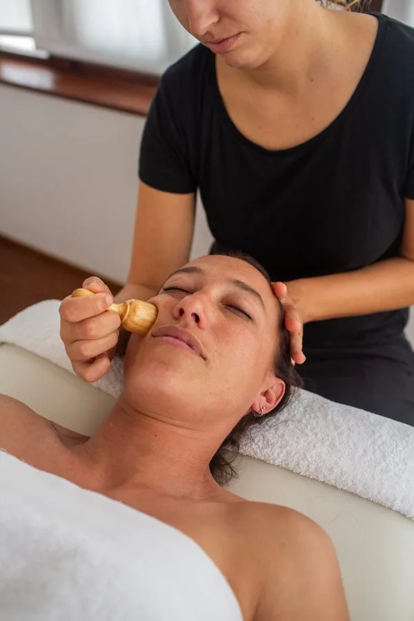 7 Beneficios de la Maderoterapia Facial para una Piel Radiante